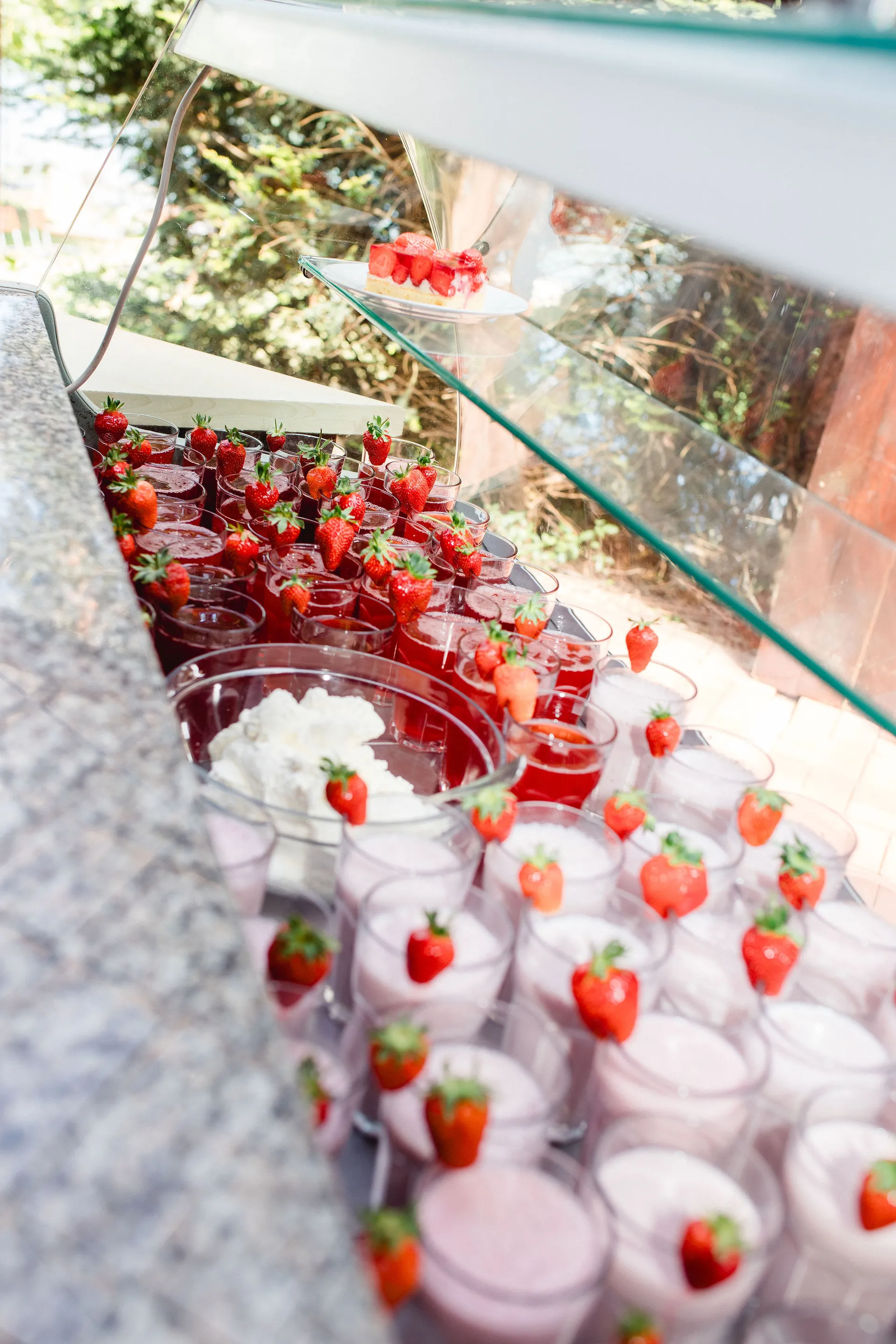 Kühlauslage im Erdbeer-Café mit Kuchen und Getränken